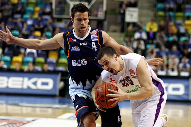 她以灵活的 她以灵活的